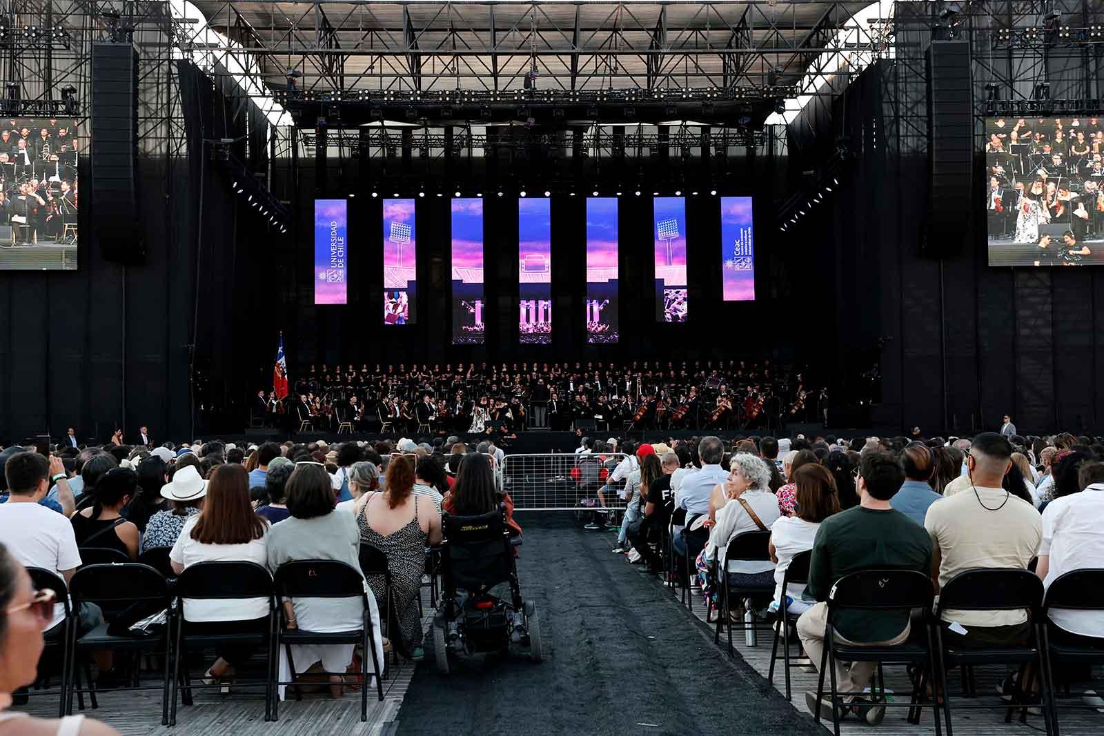 Histórico concierto reunió a más de 35 mil personas con la Novena Sinfonía de Beethoven en el Estadio Nacional